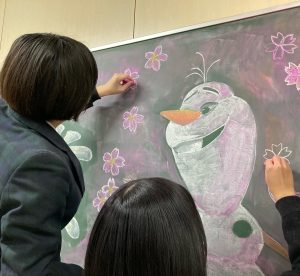 高校デザイン美術科 卒業生への黒板アート 長崎日本大学高等学校 中学校